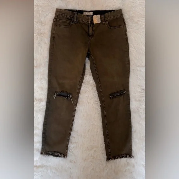 Free People Distressed Skinny Jeans Olive
Brown Frayed Hem Size 29 NWT - Picture 2 of 5